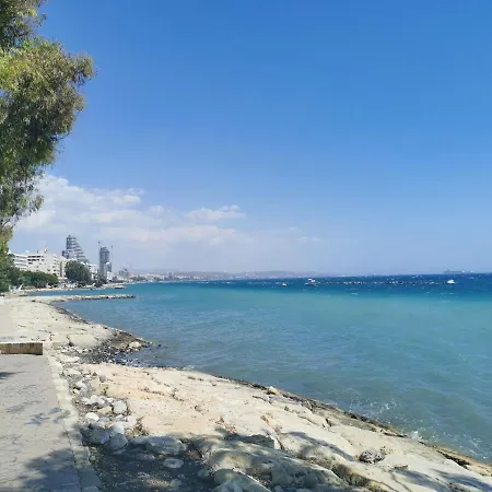 Séjour chez l'habitant Lovely Seafront Place On 1st Line With Sea&mountain View In Peaceful Galatexcomplex Limassol