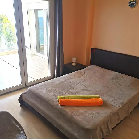 Lovely Seafront Place On 1st Line With Sea&mountain View In Peaceful Galatexcomplex Séjour chez l'habitant *