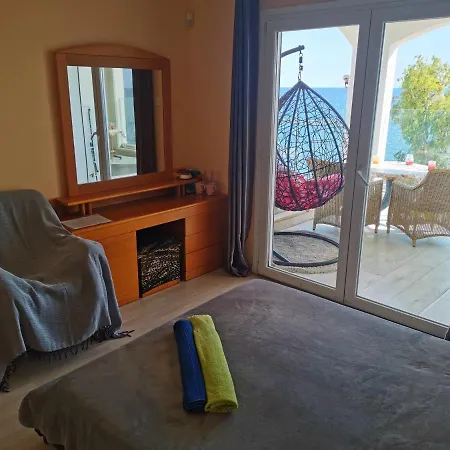 Séjour chez l'habitant Lovely Seafront Place On 1st Line With Sea&mountain View In Peaceful Galatexcomplex Limassol