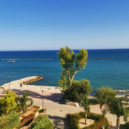 Lovely Seafront Place On 1st Line With Sea&mountain View In Peaceful Galatexcomplex Séjour chez l'habitant Limassol